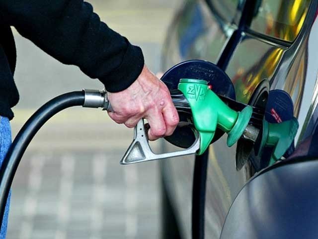حکومت نے پیٹرول کی قیمت مزید 7 روپے کم کردی