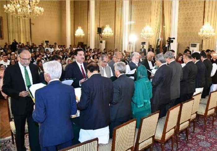 وزیراعظم شہباز شریف کی نئی کابینہ نے حلف اٹھا لیا
