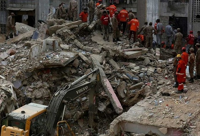 کراچی، زمین بوس عمارت کے ملبے سے 6 لاشیں نکال لی گئیں