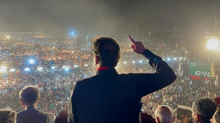الیکشن کا اعلان ہونے تک سڑکوں پر رہیں گے، عمران خان