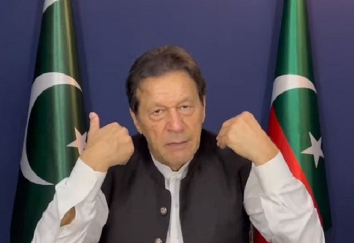 ابھی بھی وقت ہے بیٹھ کر بات کریں، مسئلے کا حل نکالیں، عمران خان