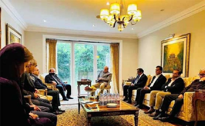 جلد انتخابات کا کوئی امکان نہیں: نواز، شہباز میں اتفاق