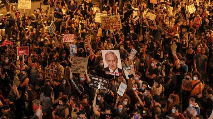 Anti-Netanyahu protesters violently attacked as thousands rally against Israeli PM again