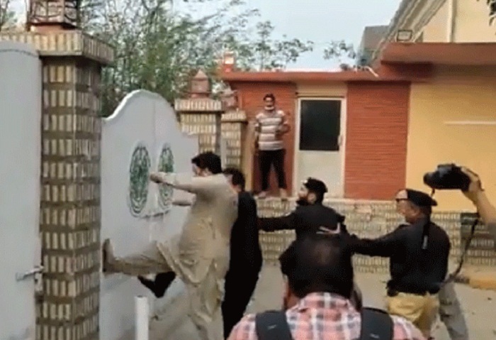 اسلام آباد: پی ٹی آئی کارکنان دروازہ توڑ کر سندھ ہاؤس میں داخل